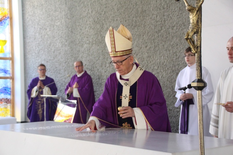 Poświęcenie ołtarza i prezbiterium w Bojszowach Nowych