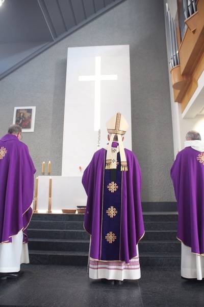 Poświęcenie ołtarza i prezbiterium w Bojszowach Nowych