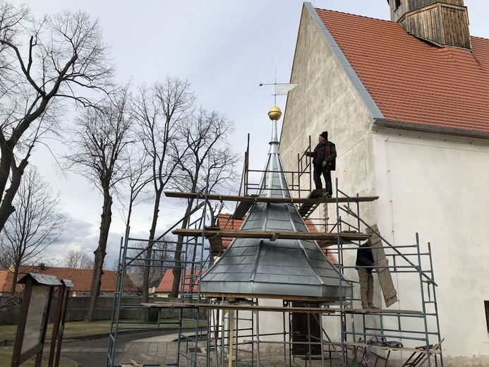 Na wieży w Grodziszczu zostawili ślad dla przyszłych pokoleń.