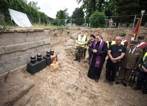 Modlitwa przy urnach na warszawskich Powązkach.