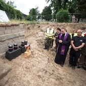 Modlitwa przy urnach na warszawskich Powązkach.