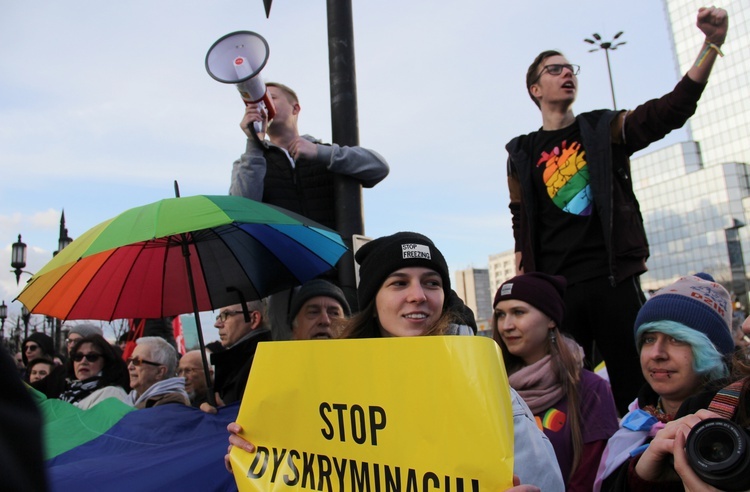 Protest rodziców próbowała zakłócić grupa osób z tęczowymi flagami.