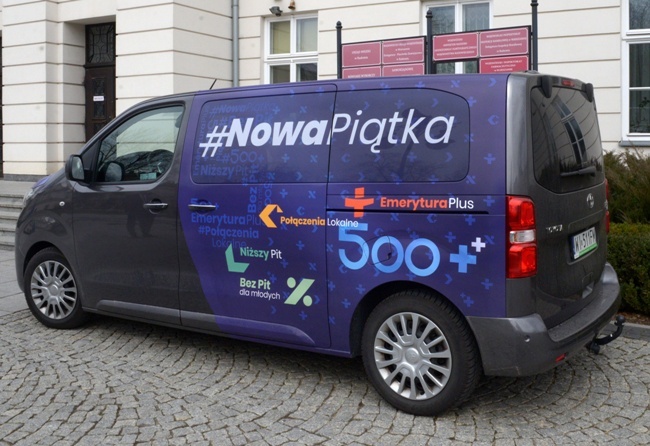 Bus promujący nowy program rządu, tzw. piątkę Jarosława Kaczyńskiego.