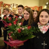 Bierzmowani w par. Miłosierdzia Bożego w Brzesku dziękują za sakrament.