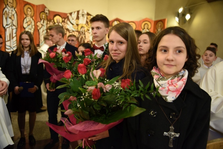 Bierzmowani w par. Miłosierdzia Bożego w Brzesku dziękują za sakrament.