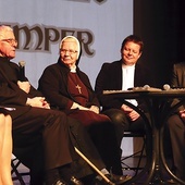 Wspomnieniami o kapłanie dzielili się: ks. Marian Subocz, ks. Józef Potyrała, s. Kazimiera, felicjanka,  ks. Mariusz Ambroziewicz, ks. Andrzej Choroba.