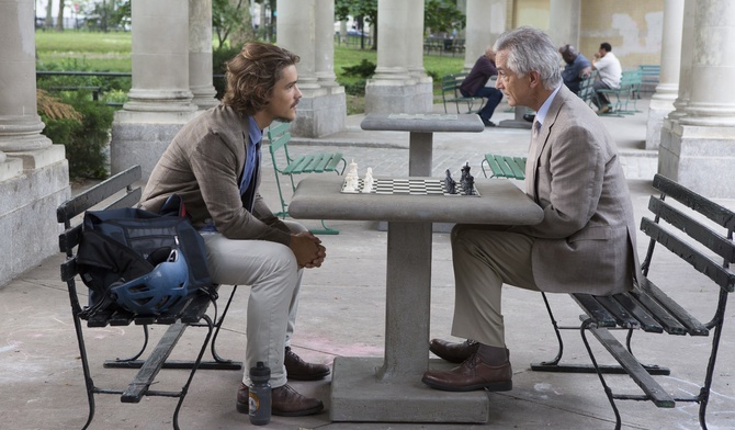 Brenton Thwaites i David Strathairn 