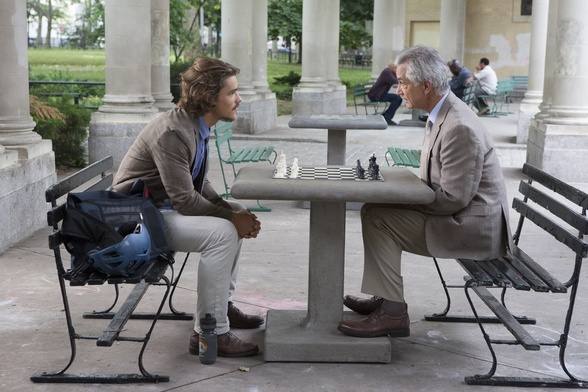 Brenton Thwaites i David Strathairn 