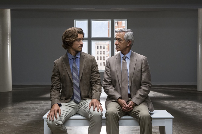 Brenton Thwaites i David Strathairn 