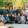 Dzieci z klasy III przygotowują się do Pierwszej Komunii.