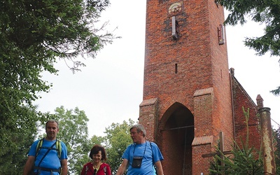 Żeby zobaczyć cuda caminowej architektury, nie trzeba jechać do Hiszpanii. Na zdjęciu pielgrzymi przy kościele św. Antoniego, leżącym na trasie Pomorskiej Drogi św. Jakuba. 