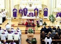 Liturgia żałobna w kościele pw. św. Stanisława Kostki.