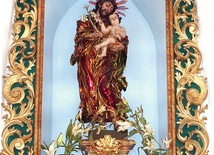 Figura Oblubieńca Maryi znajduje się w ołtarzu głównym kościoła w Bolesławowie.