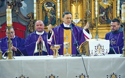  Na uroczystą instalację zaproszono bp. Adama Bałabucha, który przewodniczył liturgii.