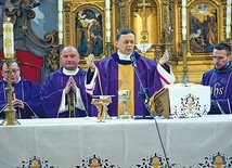  Na uroczystą instalację zaproszono bp. Adama Bałabucha, który przewodniczył liturgii.