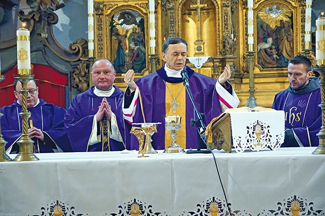  Na uroczystą instalację zaproszono bp. Adama Bałabucha, który przewodniczył liturgii.