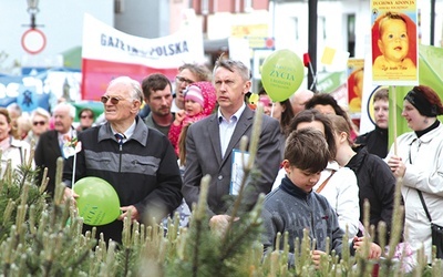 „Prawo rodziców do wychowania własnych dzieci jest »nienegocjowalne«” – napisano w stanowisku. Przypomną o tym z pewnością uczestnicy Marszów dla Życia i Rodziny, które przejdą ulicami miast naszej diecezji w niedzielę 9 czerwca.