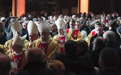 Homilię wygłosił kard. Pietro Parolin, który stwierdził, że w papieżu Franciszku Bóg dał nam pokornego i jednocześnie mocnego przewodnika.