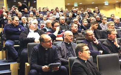 ▼	Księża zebrali się w auli Wydziału Teologicznego Uniwersytetu Śląskiego.