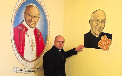 ▲	Nowy wizerunek ks. Franciszka pokazuje ks. kapelan Marek Zyzak.