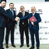 ▲	Porozumienie podpisali: sekretarz stanu w MON Tomasz Zdzikot, rektor Politechniki Łódzkiej prof. dr hab. inż. Sławomir Wiaka, wiceprezes Zarządu Polskiej Grupy Zbrojeniowej Sebastian Chwałek oraz starosta łowicki Marcin Kosiorek.