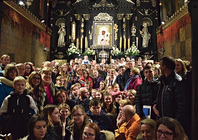 ▲	Przez całą noc wspólnota Ruchu Światło–Życie czuwała przed obrazem Maryi.
