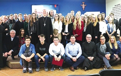 ▲	Opowiadali o swoich przeżyciach i dziękowali osobom, które ich wsparły.