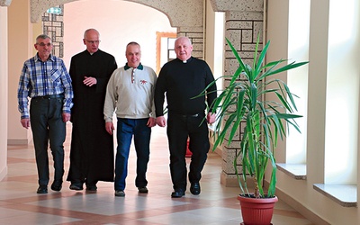 ◄	Na seminaryjnym korytarzu (od lewej) Józef Kazimierczak, ks. Jarosław Wojtkun, Tomasz Porczyński i ks. Zenon Sala.
