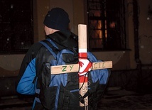 ▲	– Życie samo się nie zrobi, musimy ruszyć w drogę – twierdzą uczestnicy tych nietypowych Dróg Krzyżowych.