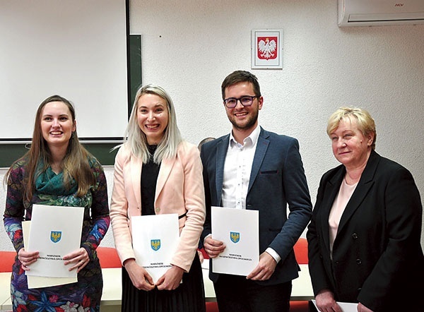 ▲	Laureaci tegorocznej Nagrody im. Jana i Wojciecha Wawrzynków oraz promotorka nagrodzonej pracy.