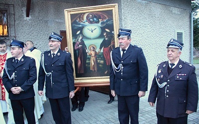 13 marca. Strażacy z dumą wnosili obraz do świątyni w Łęknicy. 
