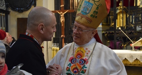 Bp Józef Zawitkowski otrzymał życzenia zarówno od Łowiczaków, jak i od przybyłych z daleka gości.