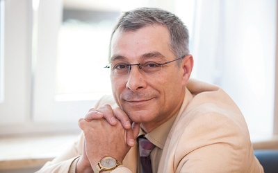 Bogdan Stelmach jest lekarzem seksuologiem. Pracuje w mazowieckim Centrum Psychoterapii w Warszawie.