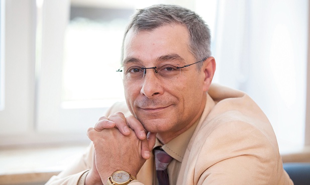 Bogdan Stelmach jest lekarzem seksuologiem. Pracuje w mazowieckim Centrum Psychoterapii w Warszawie.