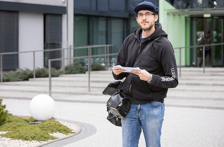 – Ta praca jest dla mnie formą rehabilitacji – mówi Piotr Martowski, chory na hemofilię.