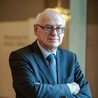 Zdzisław Krasnodębski jest socjologiem, doktorem habilitowanym nauk humanistycznych, filozofem i publicystą, profesorem zwyczajnym na Uniwersytecie w Bremie i profesorem nadzwyczajnym Akademii Ignatianum w Krakowie.
