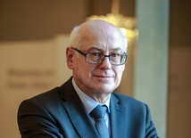 Zdzisław Krasnodębski jest socjologiem, doktorem habilitowanym nauk humanistycznych, filozofem i publicystą, profesorem zwyczajnym na Uniwersytecie w Bremie i profesorem nadzwyczajnym Akademii Ignatianum w Krakowie.