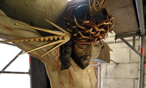 Do Chrystusa na belce tęczowej fotoreporter musi wspinać się  po drabinach.