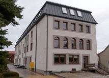 W odremontowanym Domu Pielgrzyma nadal mieści się sekretariat i biuro informacyjne sanktuarium.