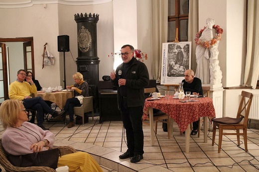 "Rekolekcje z kawą w tle" w Cieszynie z ks. Jackiem Krzemieniem