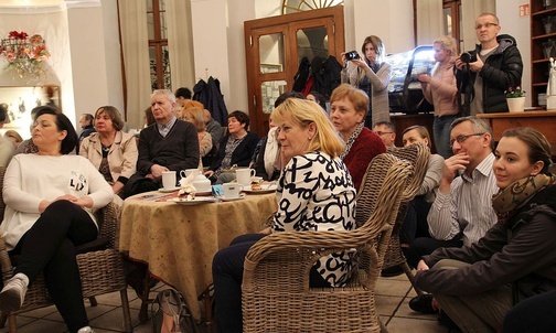 Słuchacze "Rekolekcji z kawą w tle" w cieszyńskiej Cafe Muzeum.