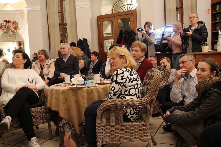 Słuchacze "Rekolekcji z kawą w tle" w cieszyńskiej Cafe Muzeum.