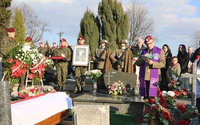 Modlitwom nad grobem śp. Jana Kwiczali przewodniczył kapelan ks. ppłk Mariusz Antczak.