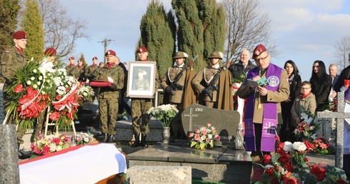 Modlitwom nad grobem śp. Jana Kwiczali przewodniczył kapelan ks. ppłk Mariusz Antczak.