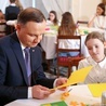 Prezydent Duda tworzył świąteczne kartki razem z uczniami SP w Brzozowie Starym.