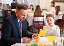 Prezydent Duda tworzył świąteczne kartki razem z uczniami SP w Brzozowie Starym.