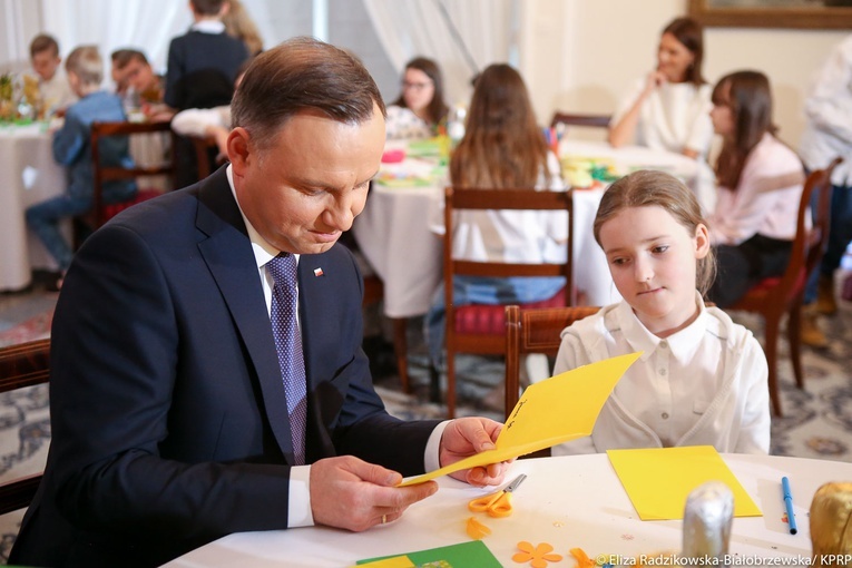 Prezydent Duda tworzył świąteczne kartki razem z uczniami SP w Brzozowie Starym.