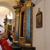 Biskup ordynariusz poświęcił odrestaurowane stacje Drogi Krzyżowej.