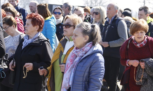 Droga Krzyżowa w intencji trzeźwości w KL Birkenau - 2019