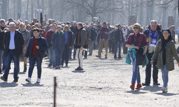 Droga Krzyżowa w intencji trzeźwości w KL Birkenau - 2019